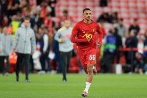 留不留？镜报：阿诺德庆祝夺冠时与利物浦主席约翰-亨利深入交谈