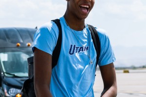 开开心心！爵士社媒晒出视频，艾斯·贝利已经在训练馆开练了