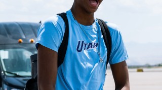 开开心心！爵士社媒晒出视频，艾斯·贝利已经在训练馆开练了